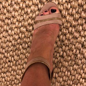NWT Ferragamo nude heels